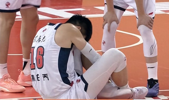 旺财28官网-谁注意到，焦泊乔被队友绊倒，绊倒者扬长而去，其他队友纷纷看望